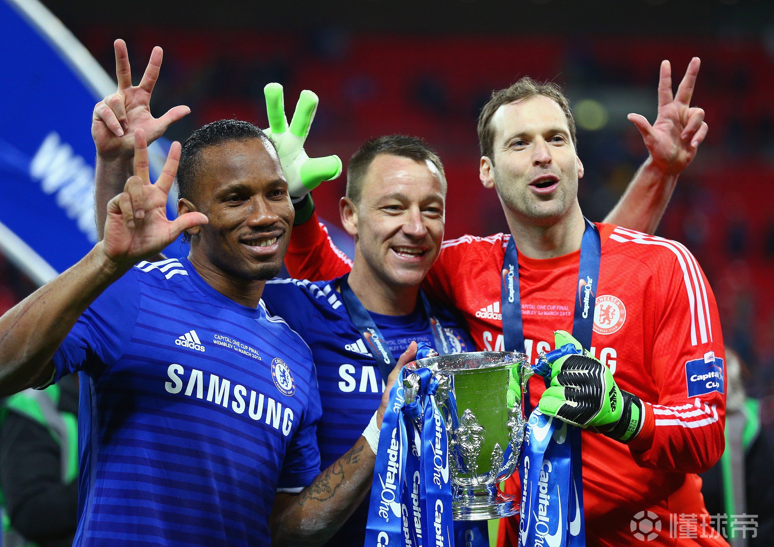 爱游戏-德罗巴滑跪三条痕高清图片