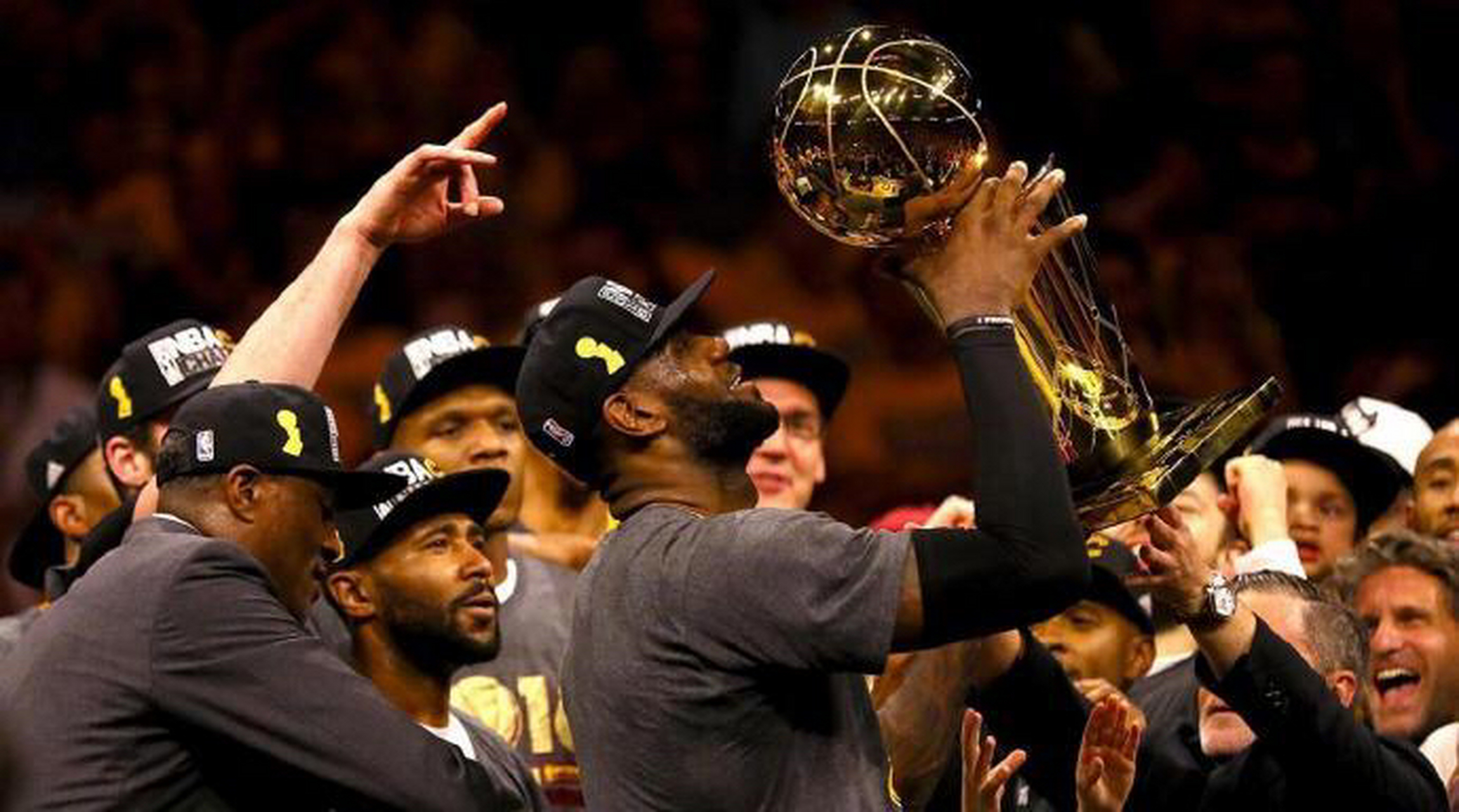 爱游戏地址-勇士带队取胜！，TheShy重要时刻败北赛场气氛高涨(18年西决g7全场回放)