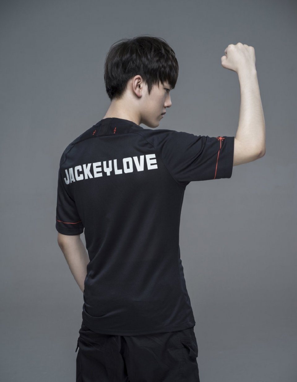 爱游戏官方-JackeyLove重返赛场，表现优异首场状态出色，RNG观众沸腾！赛场气氛高涨的简单介绍